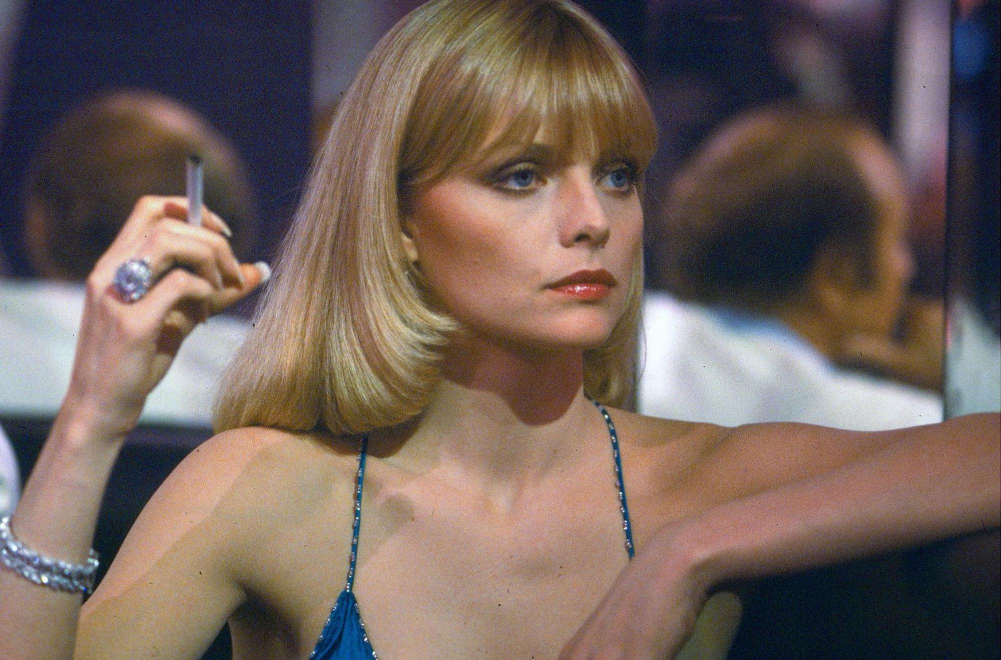 Nachdem Tony ihren Mann ermordete, wird Elvira (Michelle Pfeiffer) seine Frau. (Bild: Universal Pictures)
