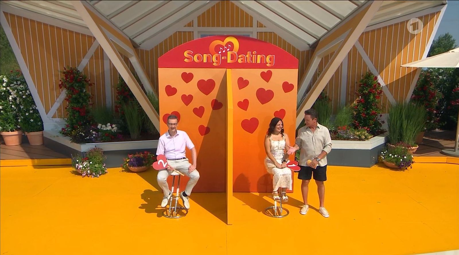 Die „Song-Dating“-Kandidatin Sabine ignorierte versehentlich die ausgestreckte Hand von Stefan Mross (rechts). (Bild: SWR/ARD)