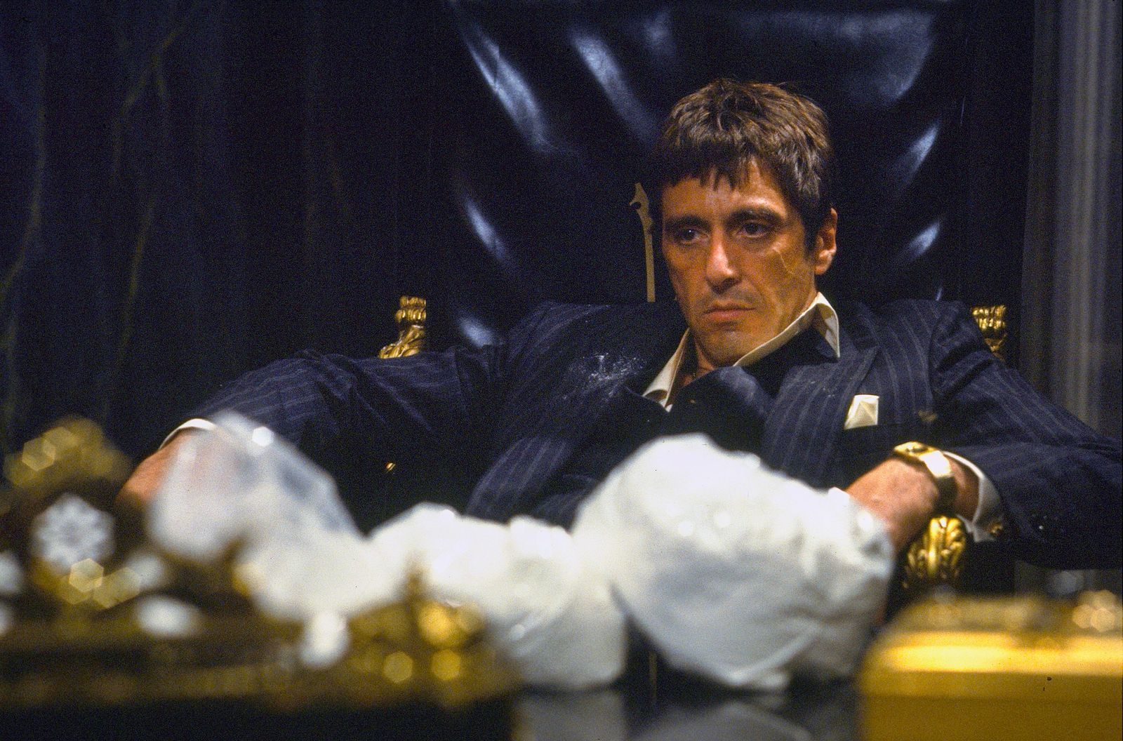 Tony Montana (Al Pacino) hat mit skrupellosen Mitteln seinen Weg vom Leibwächter zum Boss eines lukrativen Drogen-Rings gemacht. (Bild: Universal Pictures)