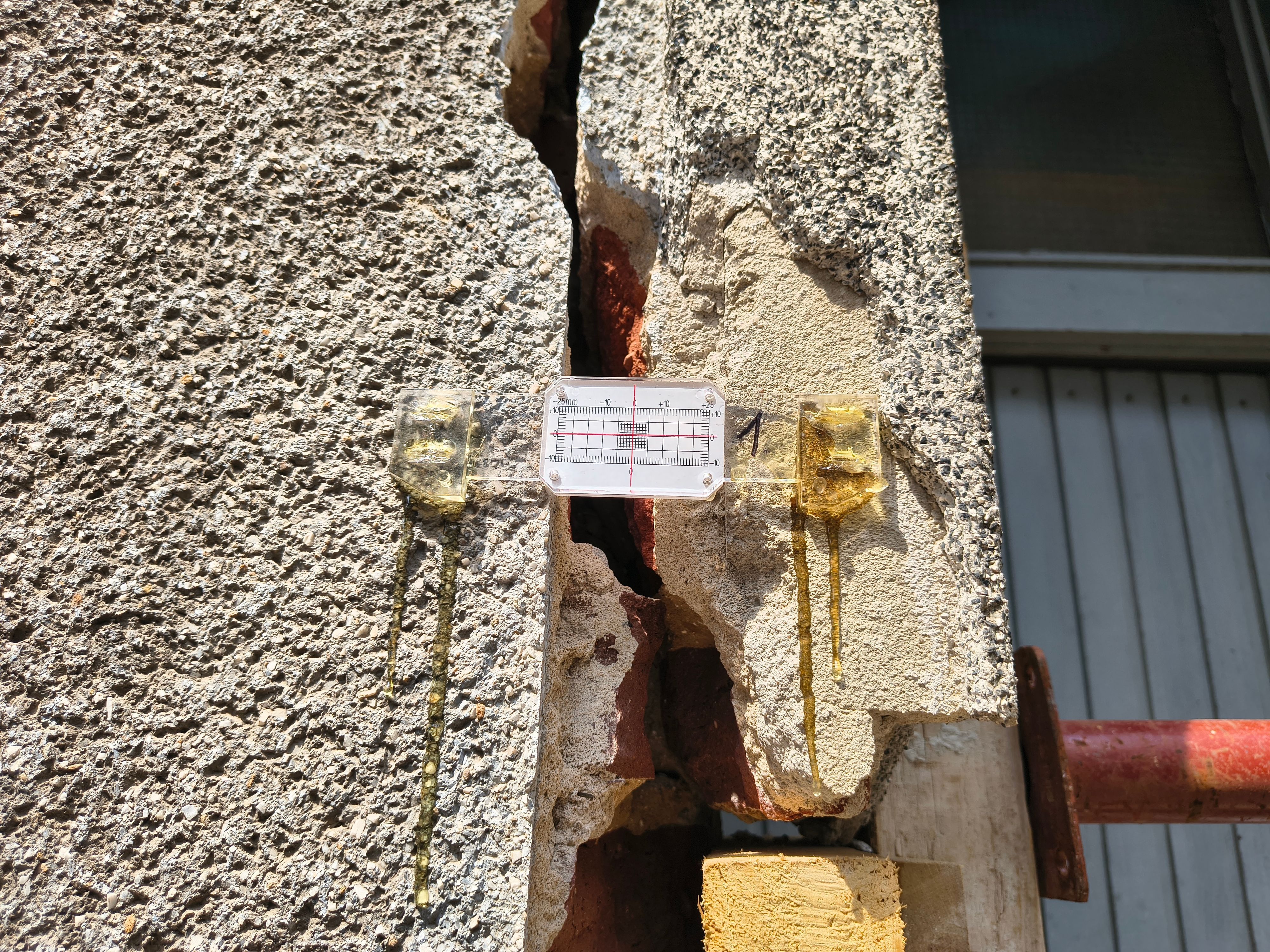 Mithilfe eines sogenannten „Rissmonitoring“ wird die Bewegung des Mauerwerkes am Haus in der Thumbstraße überwacht.