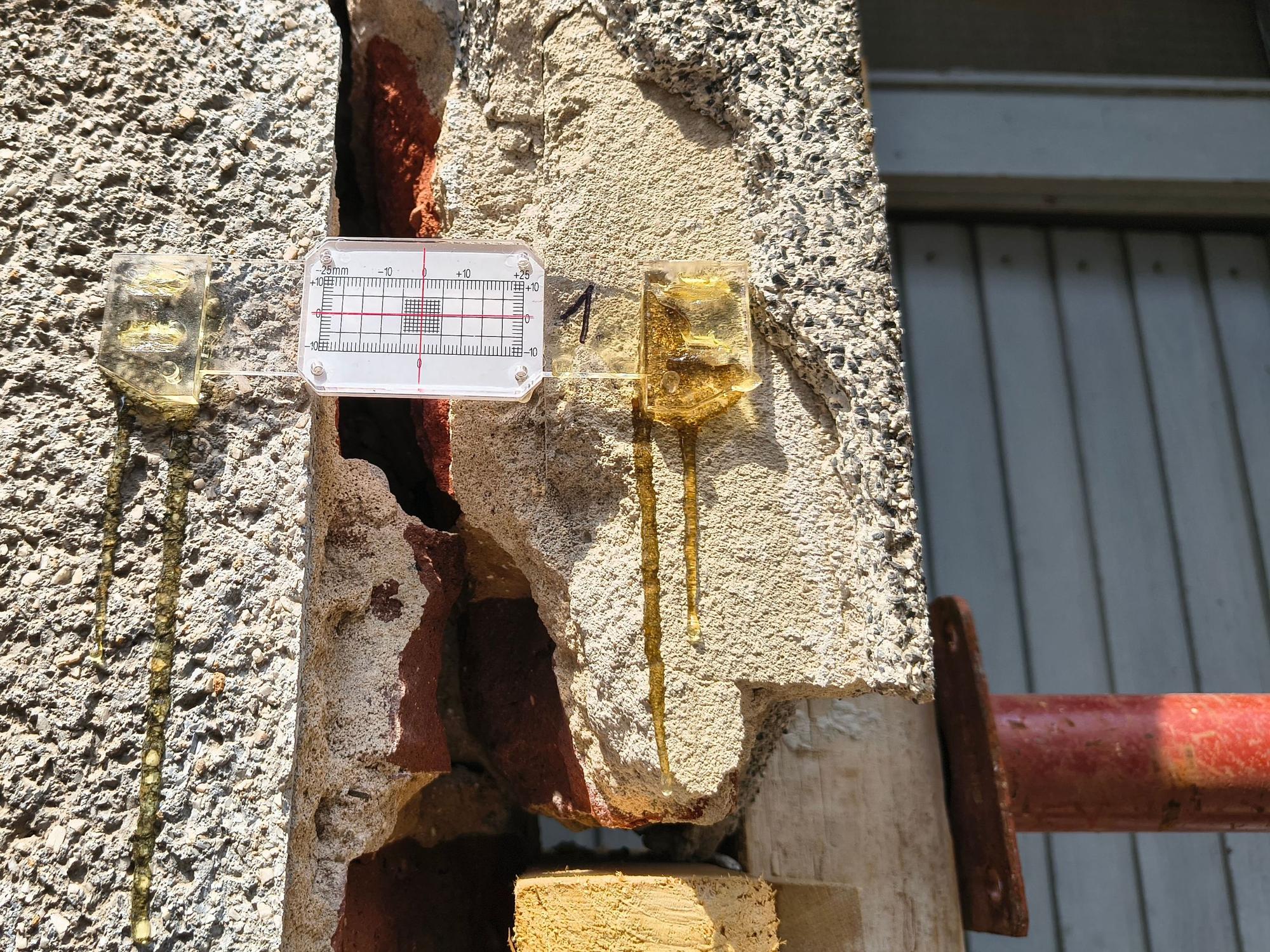 Mithilfe eines sogenannten „Rissmonitoring“ wird die Bewegung des Mauerwerkes am Haus in der Thumbstraße überwacht.