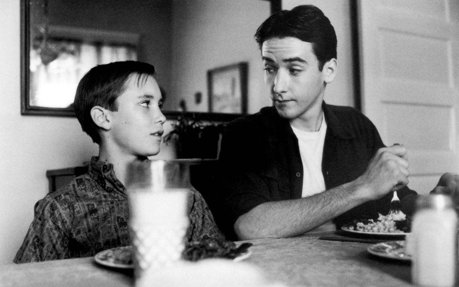 Als Denny Lachance spielte John Cusack (Bild, rechts, mit Wil Wheaton) eine kleine, aber prägende Rolle in Rob Reiners Coming-of-Age-Klassiker „Stand by Me“ (1986). Für viele Zuschauer war es die erste Begegnung mit dem späteren Hollywood-Star. (Bild: Sony Pictures Home Entertainment)