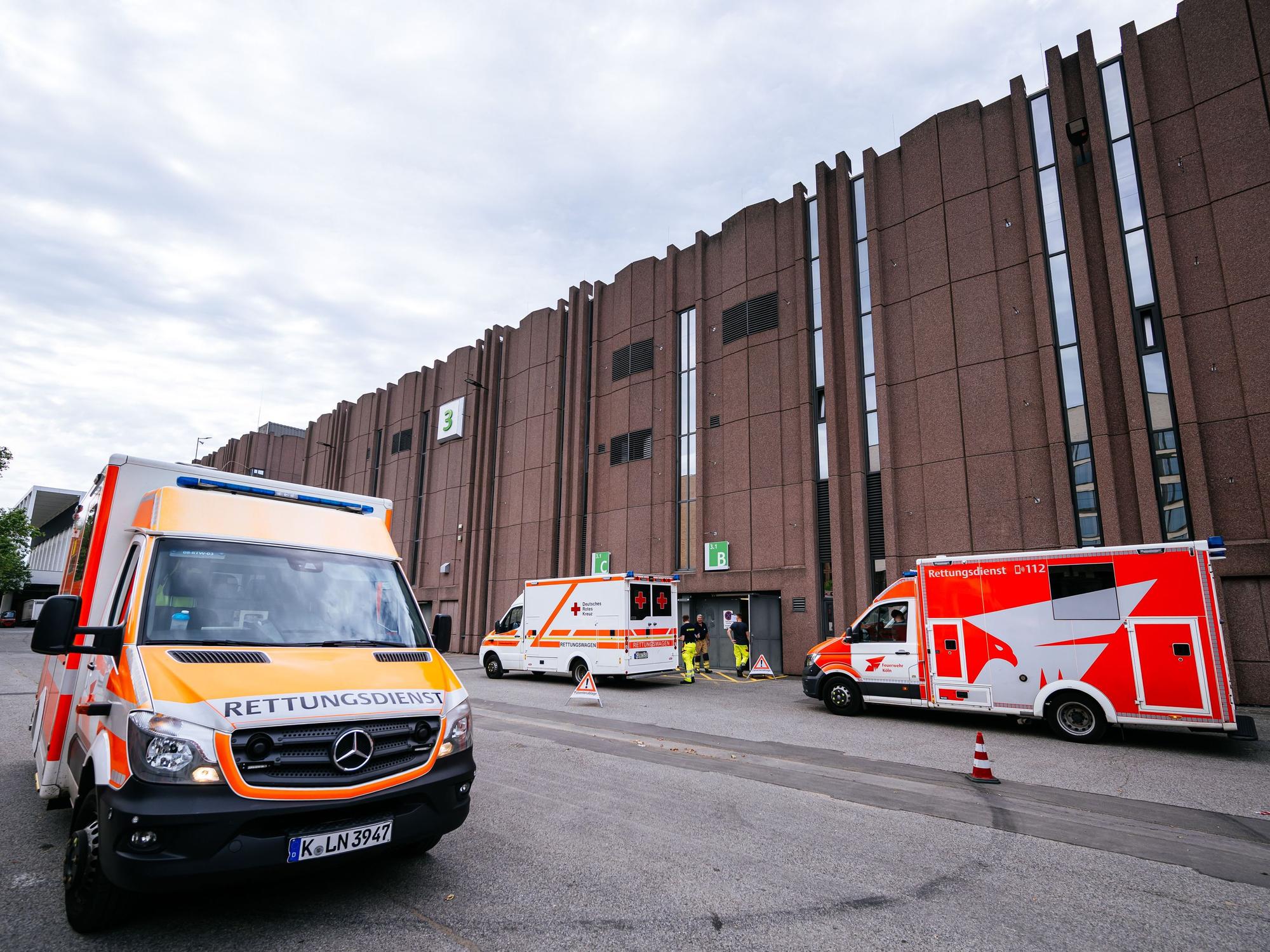 Rettungswagen stehen vor dem Notfallversorgungszentrum in einer Messehalle.