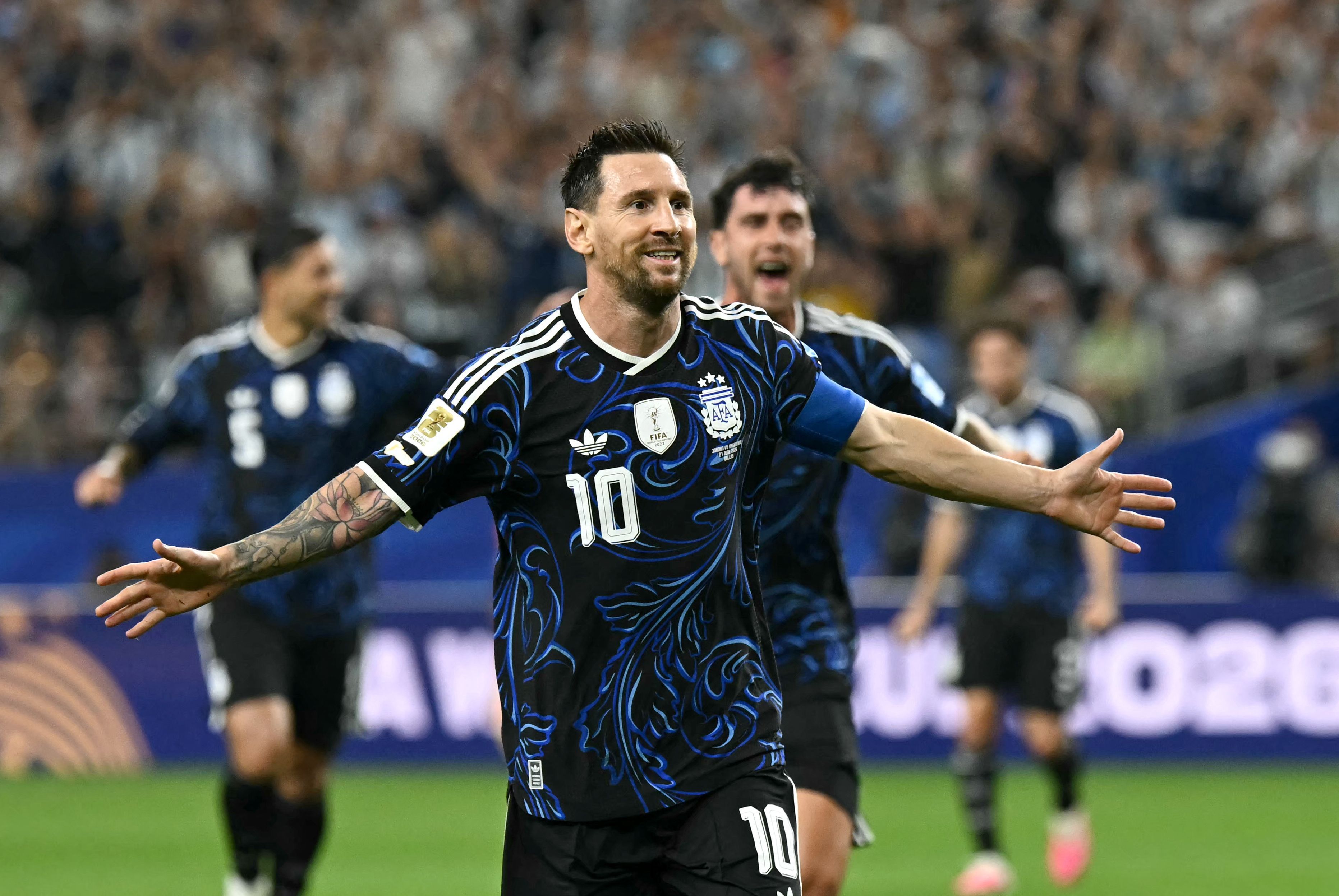 Lionel Messi jubelt mit ausgebreiteten Armen.