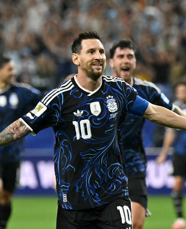 Lionel Messi jubelt mit ausgebreiteten Armen.