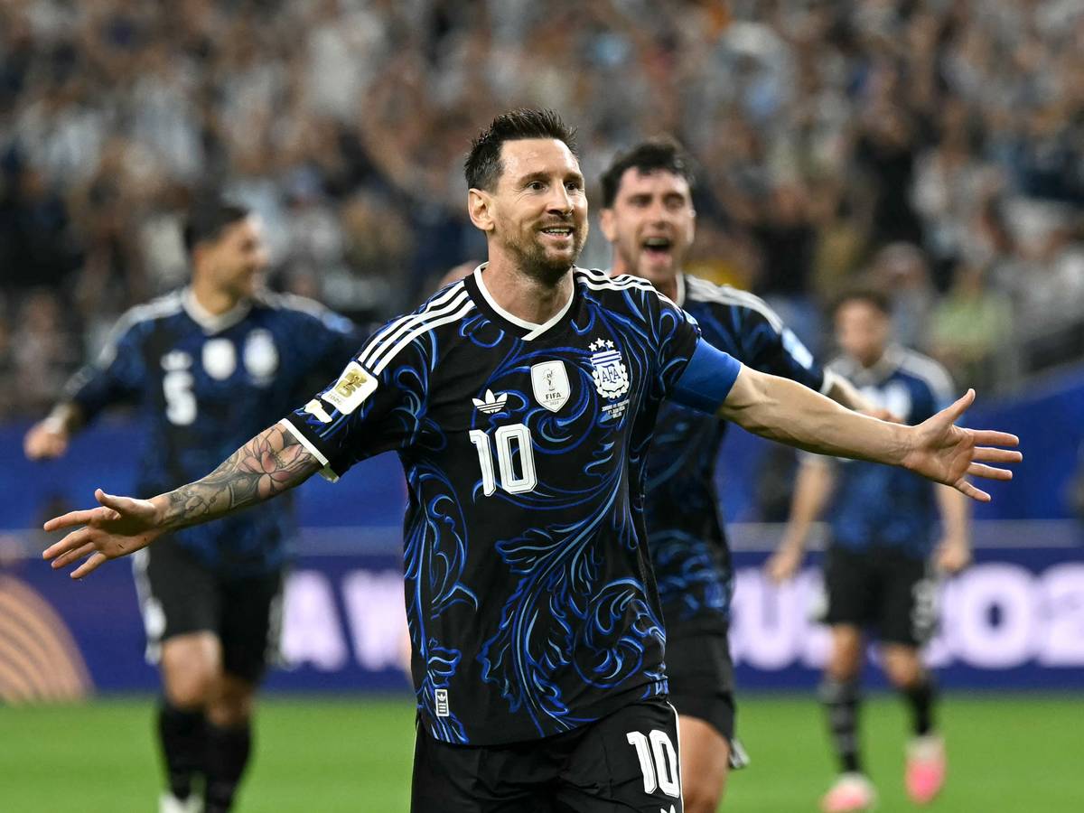 Lionel Messi jubelt mit ausgebreiteten Armen.