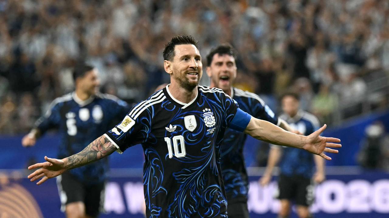Lionel Messi jubelt mit ausgebreiteten Armen.