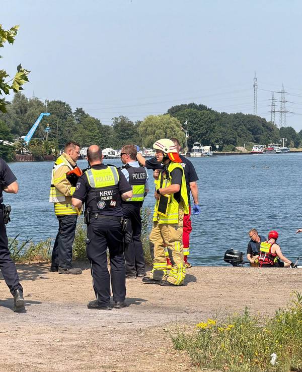 Rettungskräfte sind bei der Suche nach einem vermissten Kind am Herner Meer am Rhein-Herne-Kanal im Einsatz.