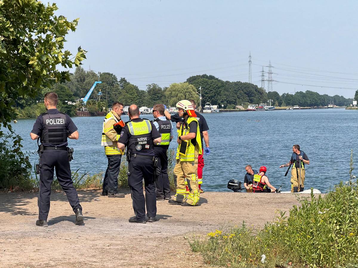 Rettungskräfte sind bei der Suche nach einem vermissten Kind am Herner Meer am Rhein-Herne-Kanal im Einsatz.