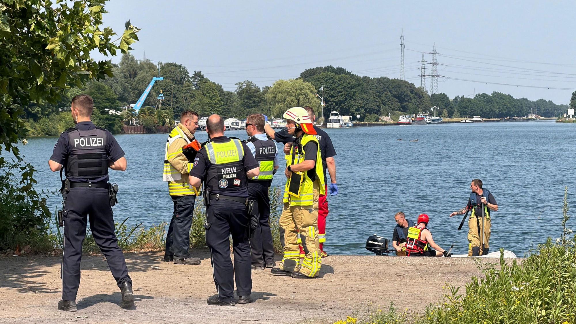 Rettungskräfte sind bei der Suche nach einem vermissten Kind am Herner Meer am Rhein-Herne-Kanal im Einsatz.