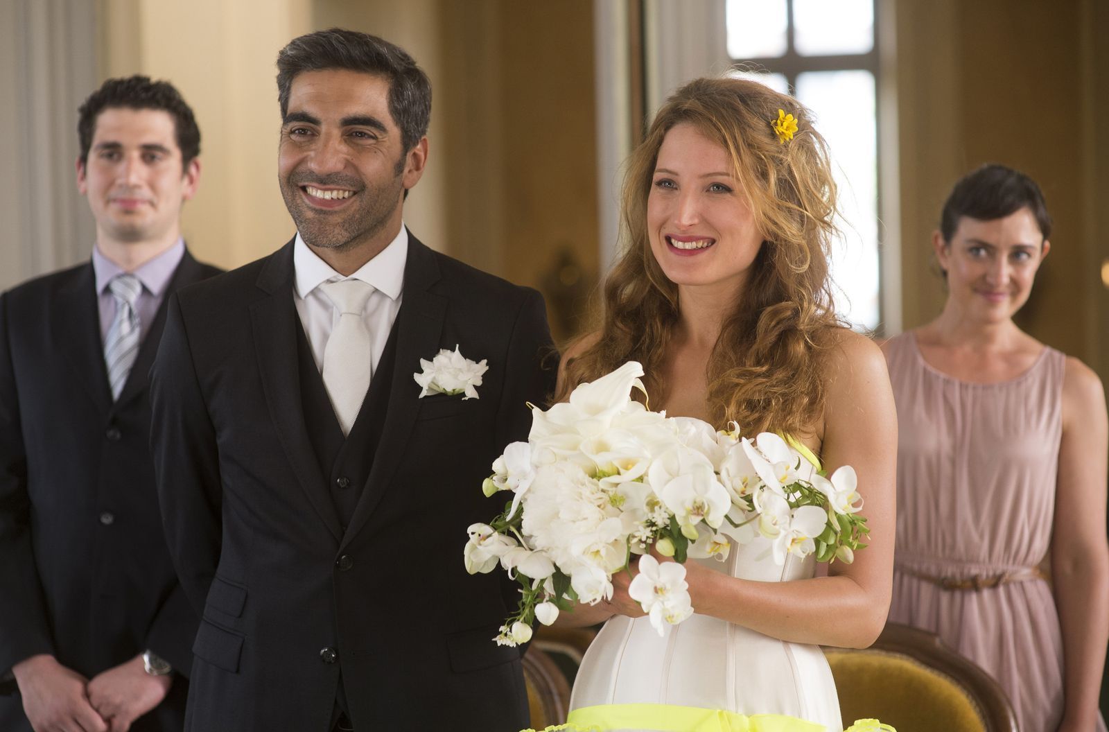 Odile (Julia Piaton) heiratet David (Ary Abittan). Ihr Vater bemängelt, dass der Traummann Jude ist. (Bild: ARD Degeto/2014 Neue Visionen Filmverleih GmbH)