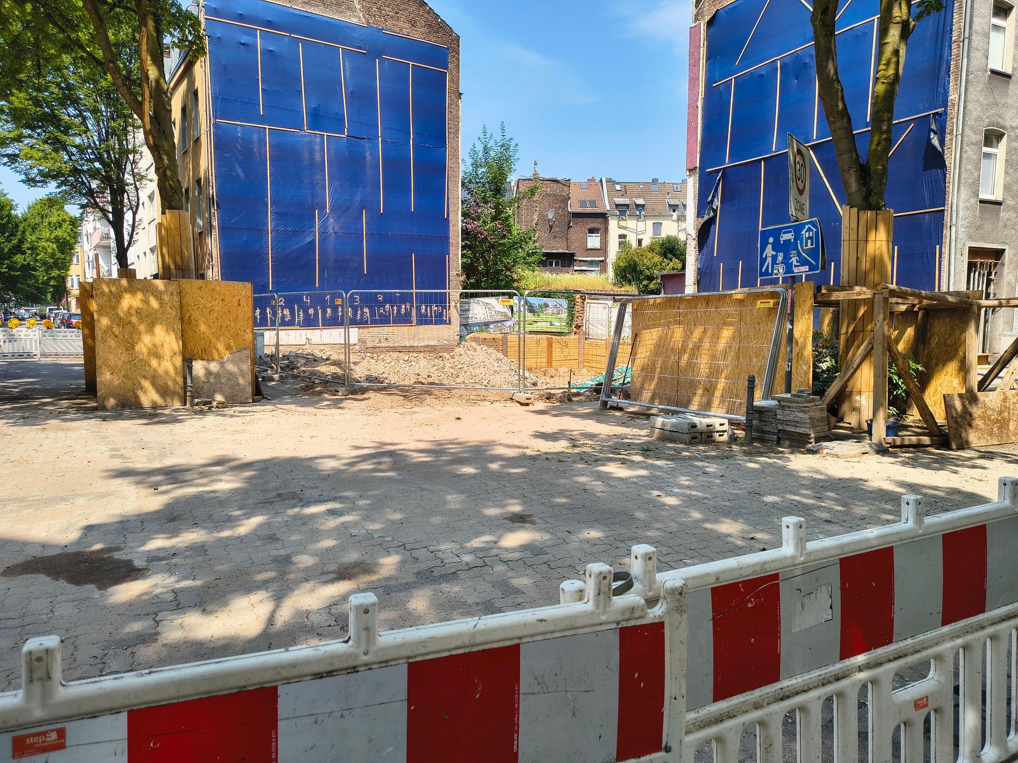 Blick auf das Baustellengrundstück an der Thumbstraße, Ecke Dieselstraße. Hier soll ein neues Wohnhaus entstehen.