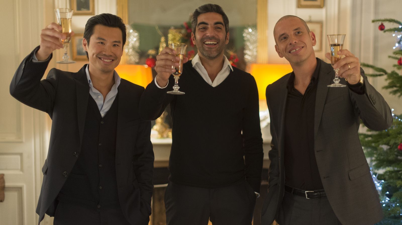 Chao (Frédéric Chau, links), David (Ary Abittan) und Rachid (Medi Sadoun, rechts) wehren sich gegen einen neuen Schwiegersohn in ihrer Runde. (Bild: ARD Degeto/2014 Neue Visionen Filmverleih GmbH)