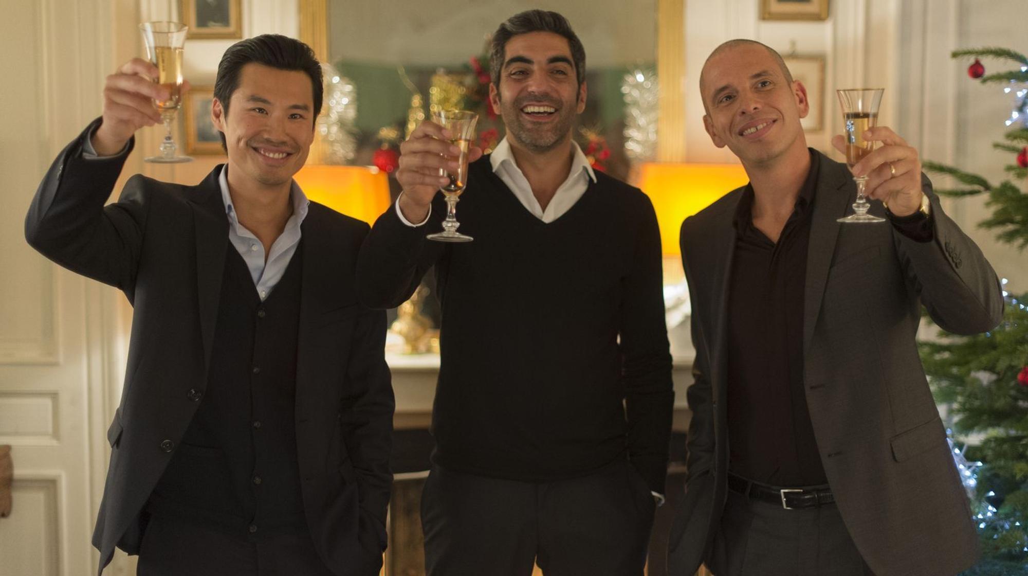 Chao (Frédéric Chau, links), David (Ary Abittan) und Rachid (Medi Sadoun, rechts) wehren sich gegen einen neuen Schwiegersohn in ihrer Runde. (Bild: ARD Degeto/2014 Neue Visionen Filmverleih GmbH)