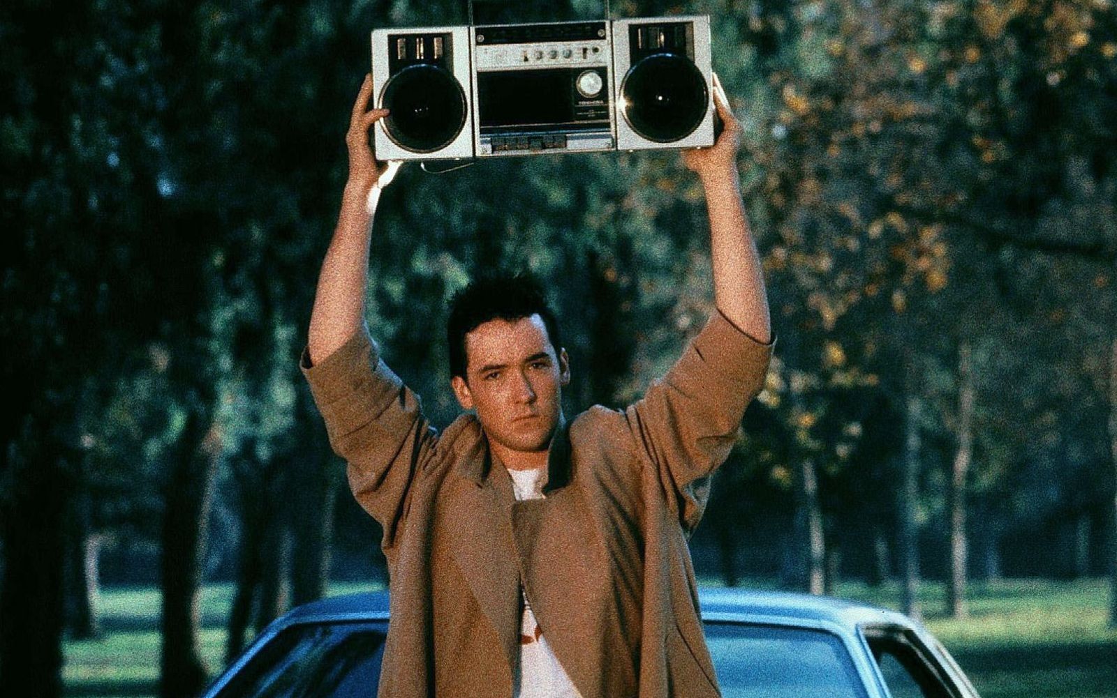 Als Lloyd Dobler in „Teen Lover“ (1989) wurde Cusack endgültig zum Gesicht intelligenter Liebeskomödien. Die Szene mit dem Ghettoblaster über dem Kopf zählt bis heute zu den berühmtesten Momenten der Filmgeschichte.  (Bild: 20th Century Studios)