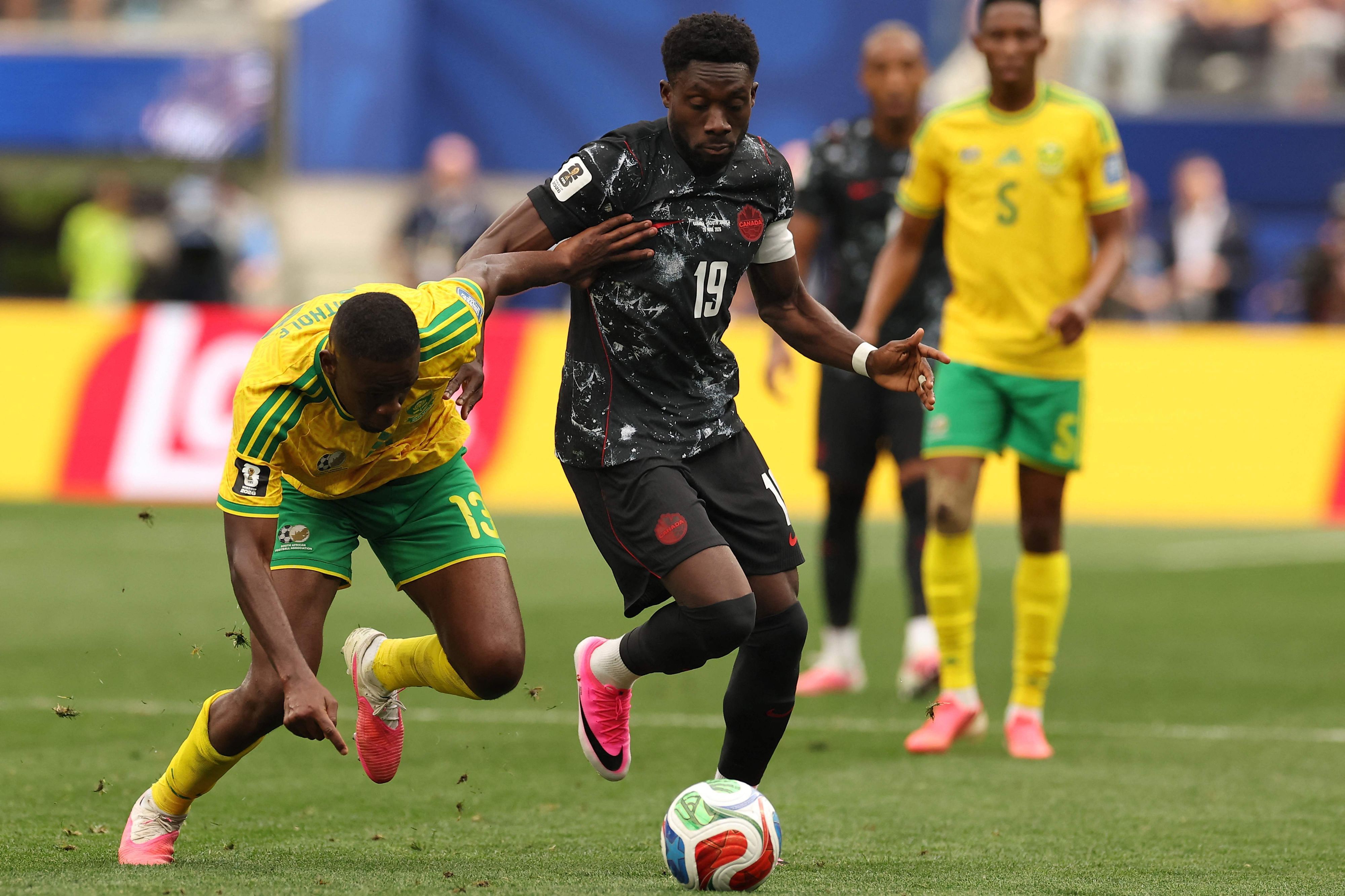 Dribbling von Alphonso Davies im WM-Spiel gegen Südafrika.
