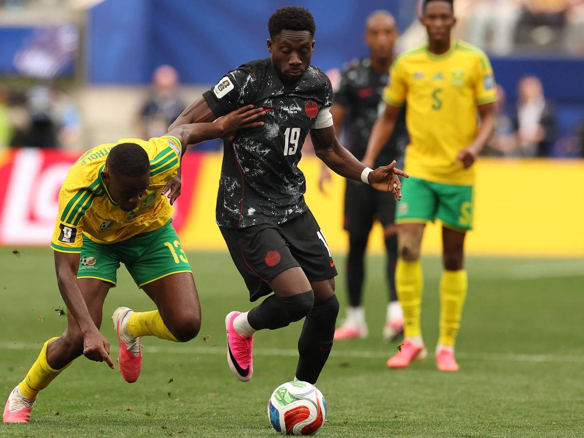 Dribbling von Alphonso Davies im WM-Spiel gegen Südafrika.