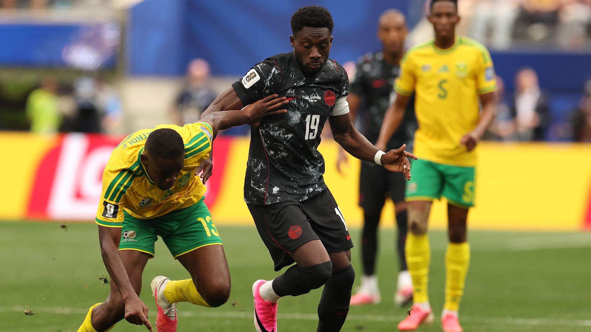 Dribbling von Alphonso Davies im WM-Spiel gegen Südafrika.