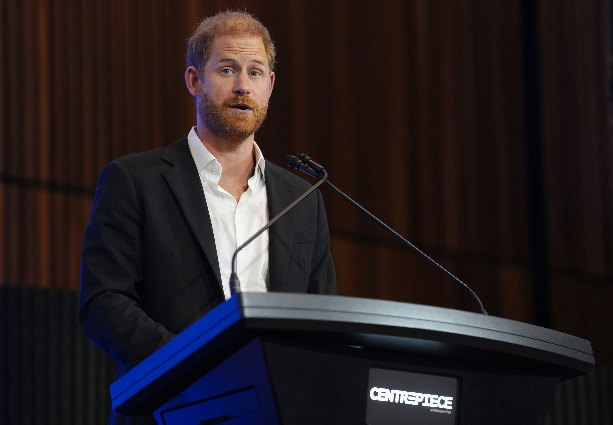 Prinz Harry spricht in ein Mikro.