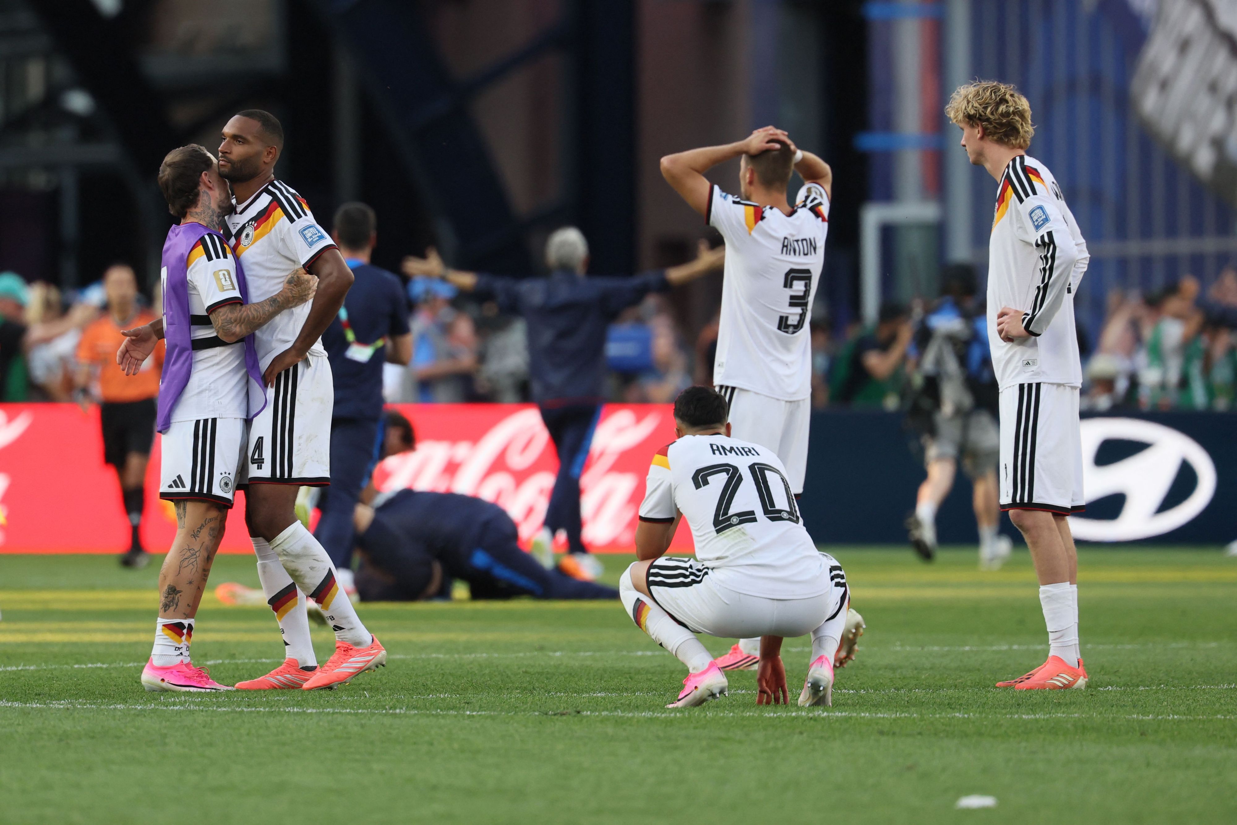 Die deutschen Nationalspieler enttäuscht nach dem Spiel.