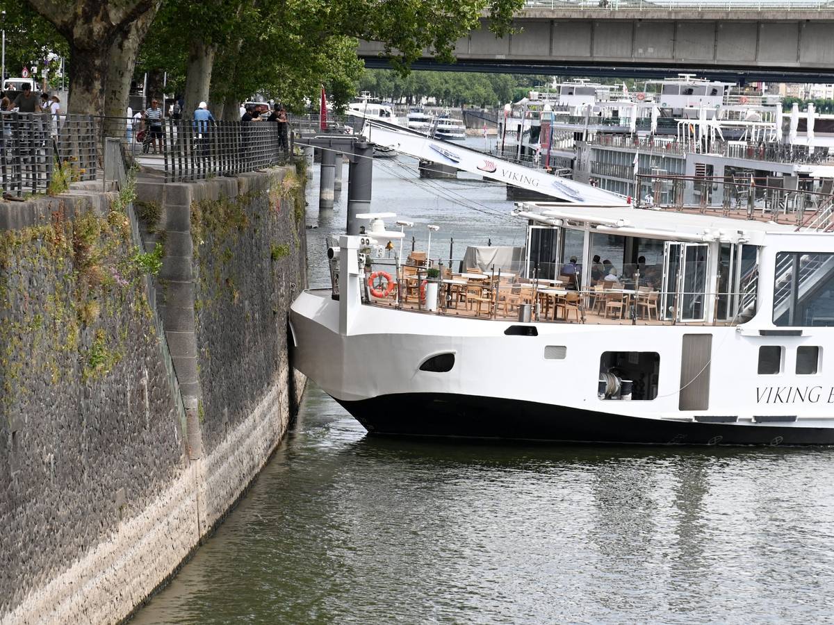 Ein Kreuzfahrtschiff ist am Montag (29. Juni) am linken Rheinufer in Köln auf Grund gelaufen.