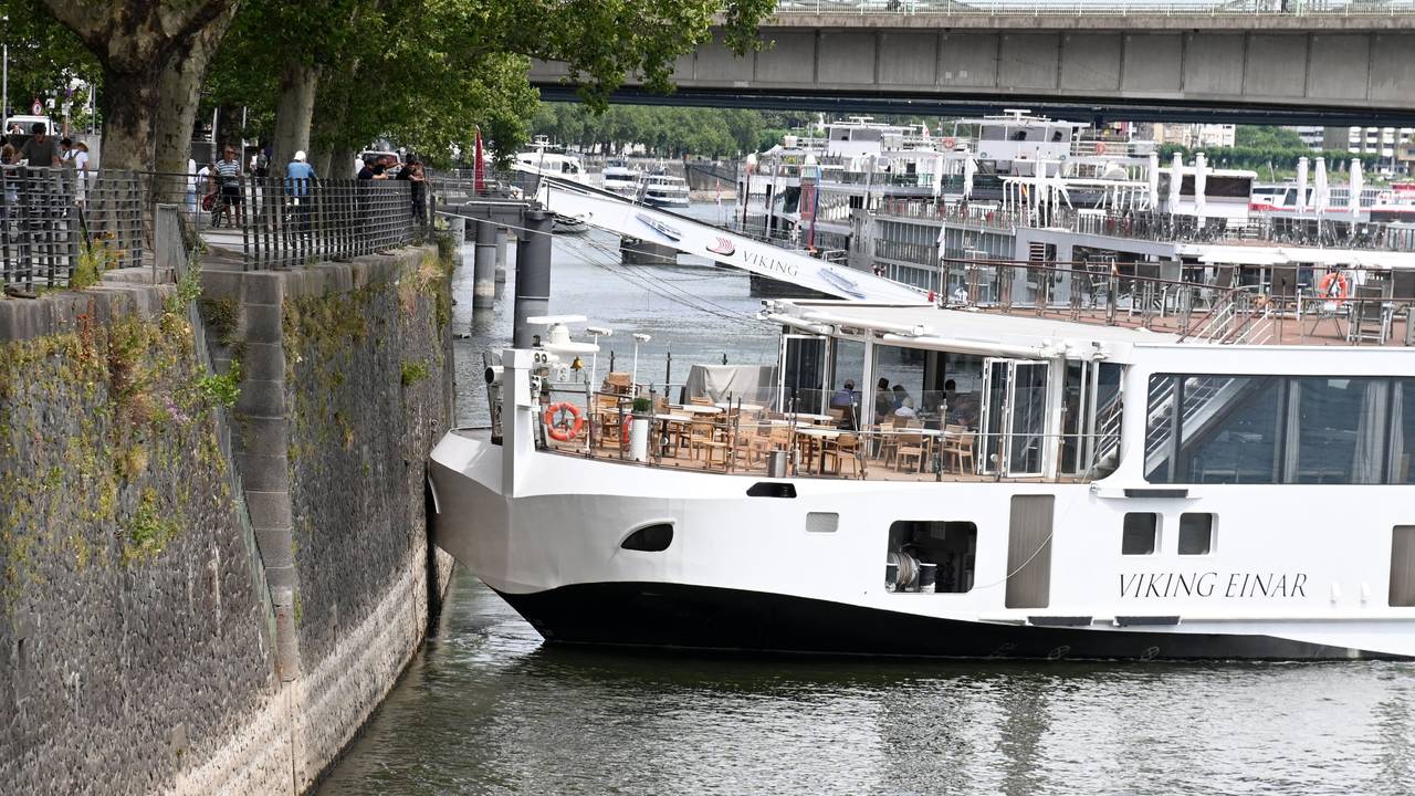 Ein Kreuzfahrtschiff ist am Montag (29. Juni) am linken Rheinufer in Köln auf Grund gelaufen.