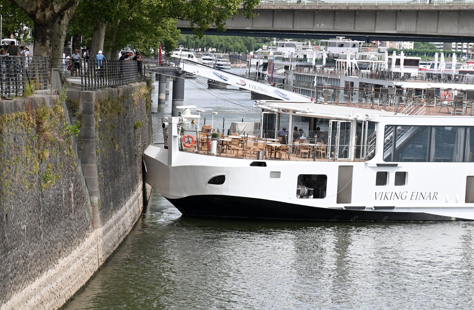 Ein Kreuzfahrtschiff ist am Montag (29. Juni) am linken Rheinufer in Köln auf Grund gelaufen.