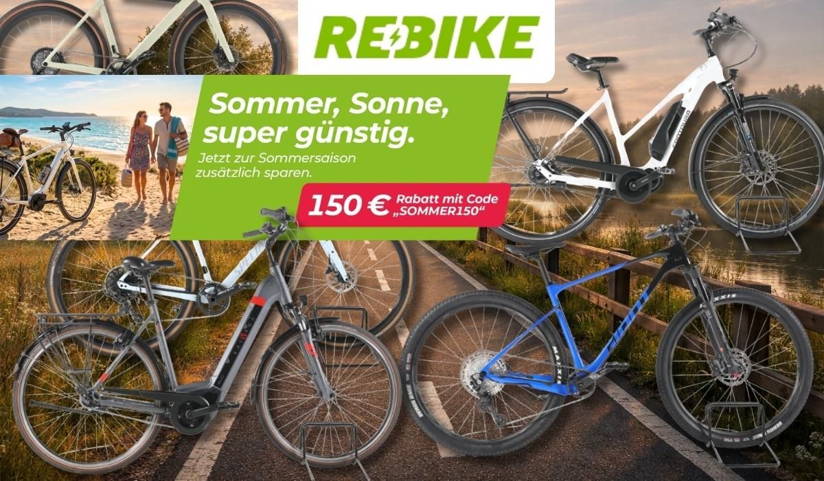 E-Bikes und Fahrräder vor einem sommerlichen Fahrradweg an einem See in der Abenddämmerung.