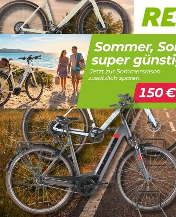 E-Bikes und Fahrräder vor einem sommerlichen Fahrradweg an einem See in der Abenddämmerung.