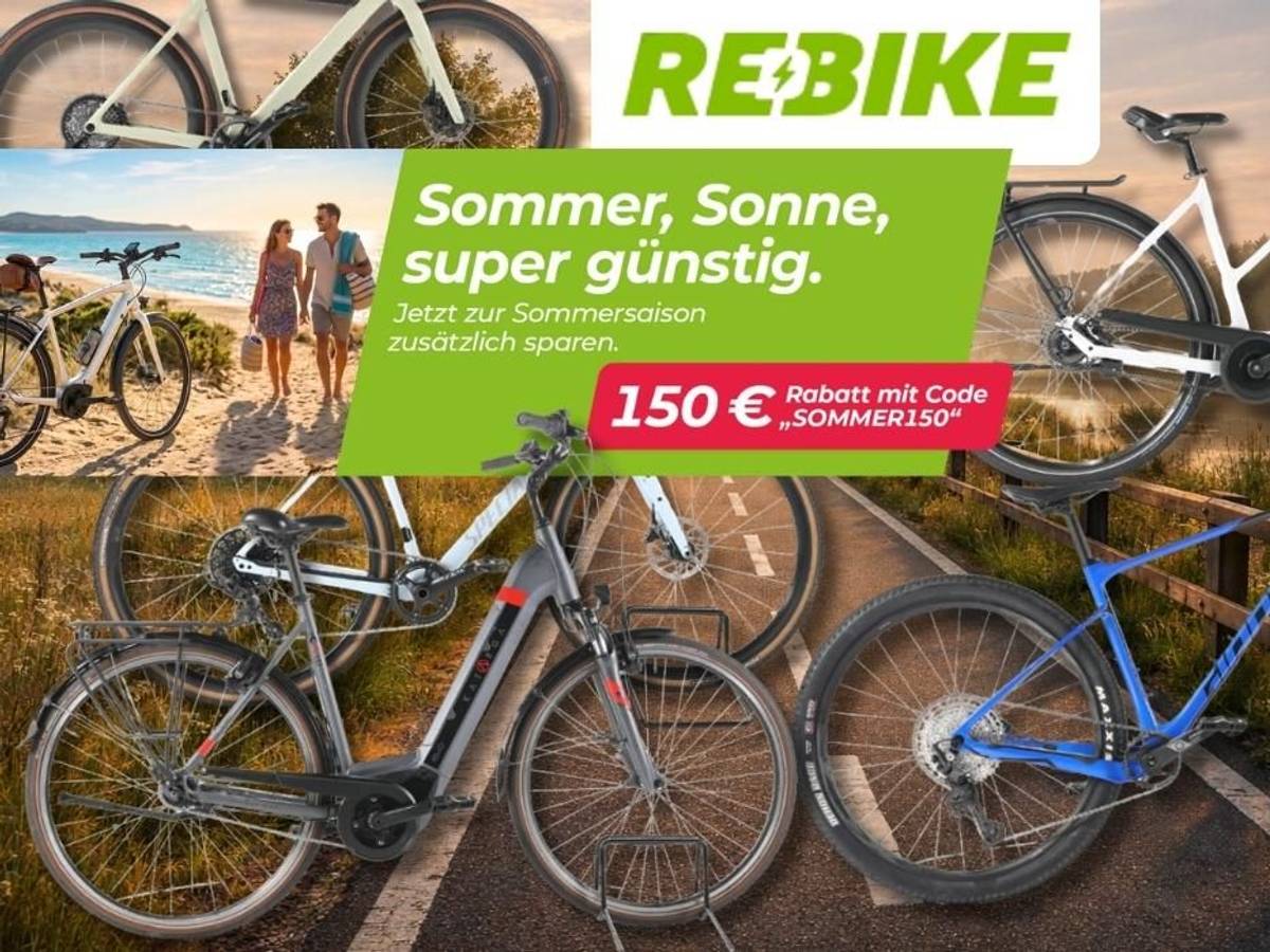 E-Bikes und Fahrräder vor einem sommerlichen Fahrradweg an einem See in der Abenddämmerung.