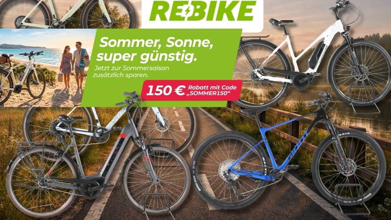 E-Bikes und Fahrräder vor einem sommerlichen Fahrradweg an einem See in der Abenddämmerung.