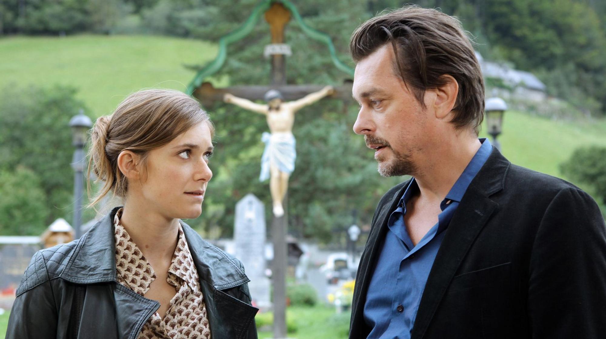 Aus dem „Heimvorteil“ wird schnell eine Bürde: Sandra Mohr (Miriam Stein) und Sascha Bergmann (Hary Prinz) ermitteln in der steirischen Provinz. (Bild: ARD Degeto/Allegro Film/Petro Domenigg)