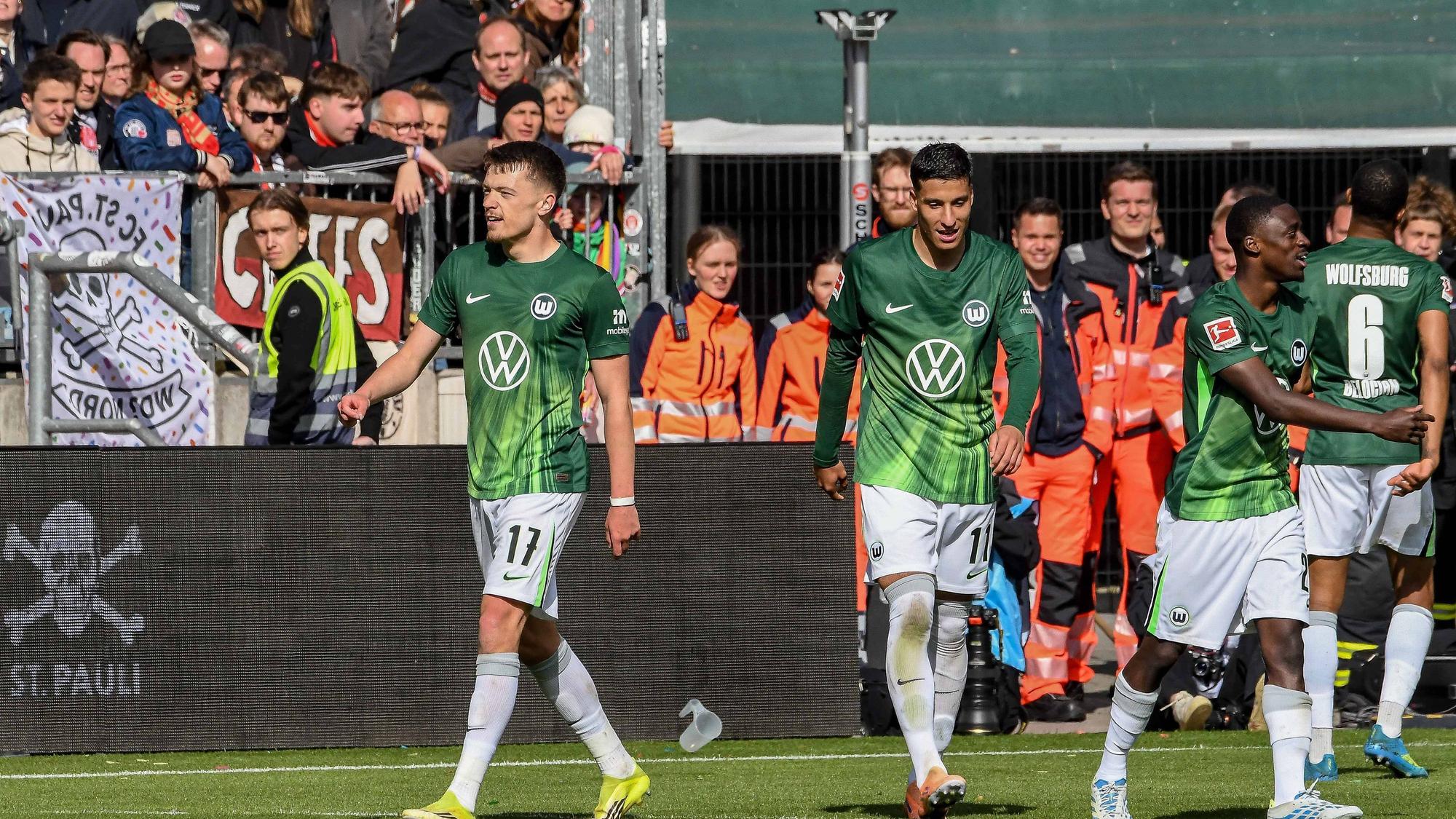 Dzenan Pejcinovic, Adam Daghim und Saël Kumbedi während eines Spiels.