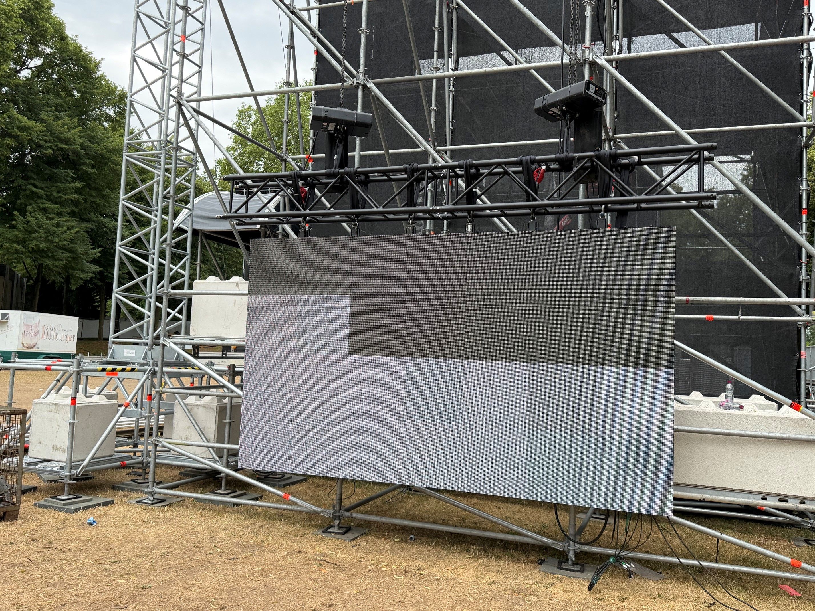 Blick auf die neue LED-Wand auf dem KunstRasen in Bonn.