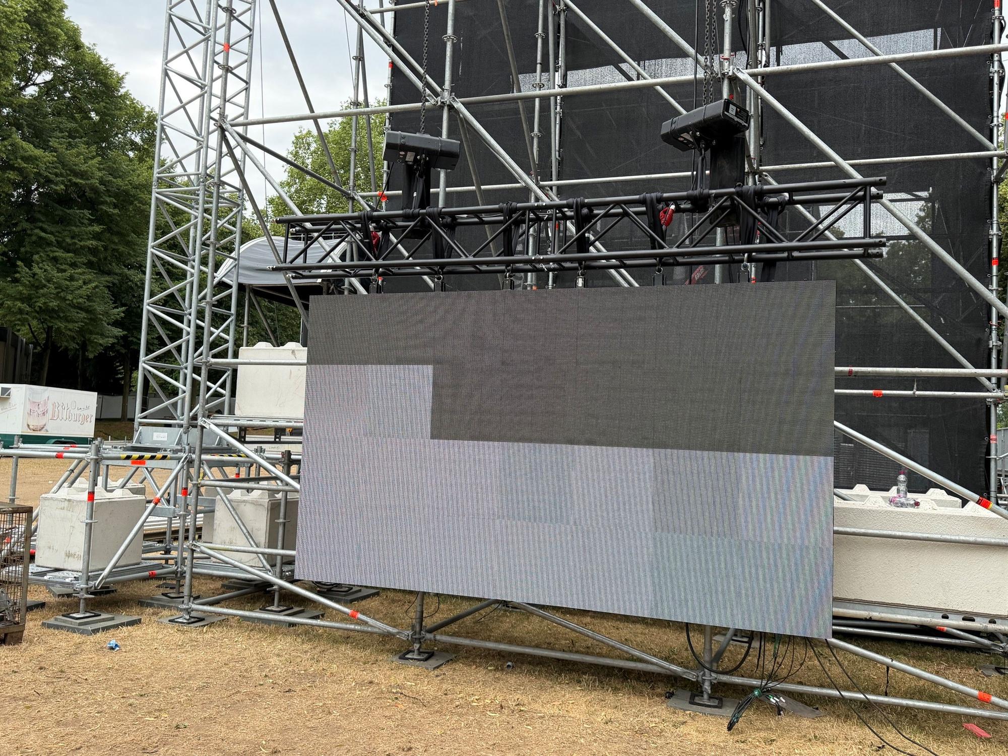 Blick auf die neue LED-Wand auf dem KunstRasen in Bonn.