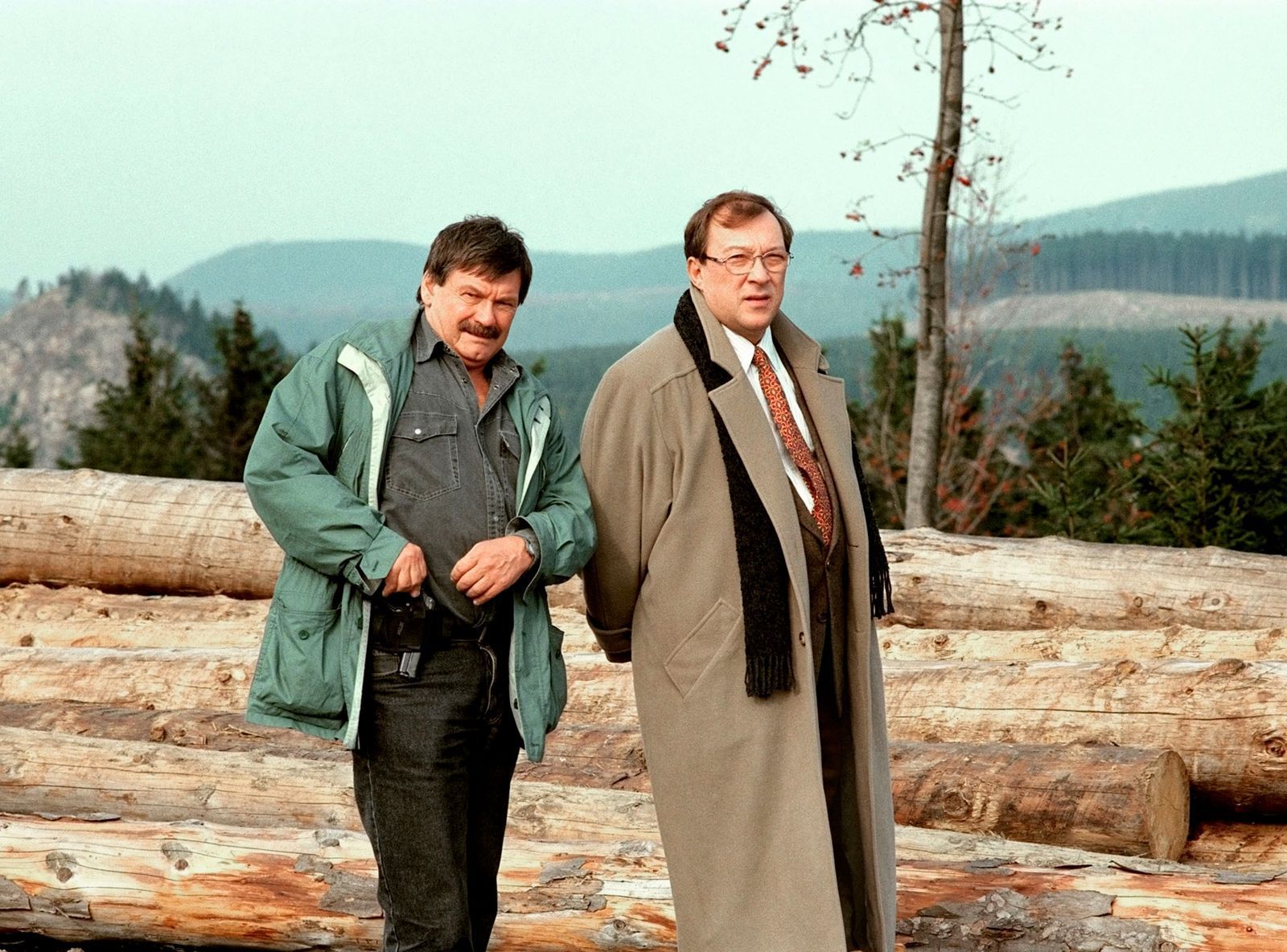 Die Kommissare Schneider (Wolfgang Winkler, links) und  Schmücke (Jaecki Schwarz) ermitteln in ihrem zweiten gemeinsamen Fall, der 1996 erstausgestrahlt wurde. (Bild: MDR/Reibke)