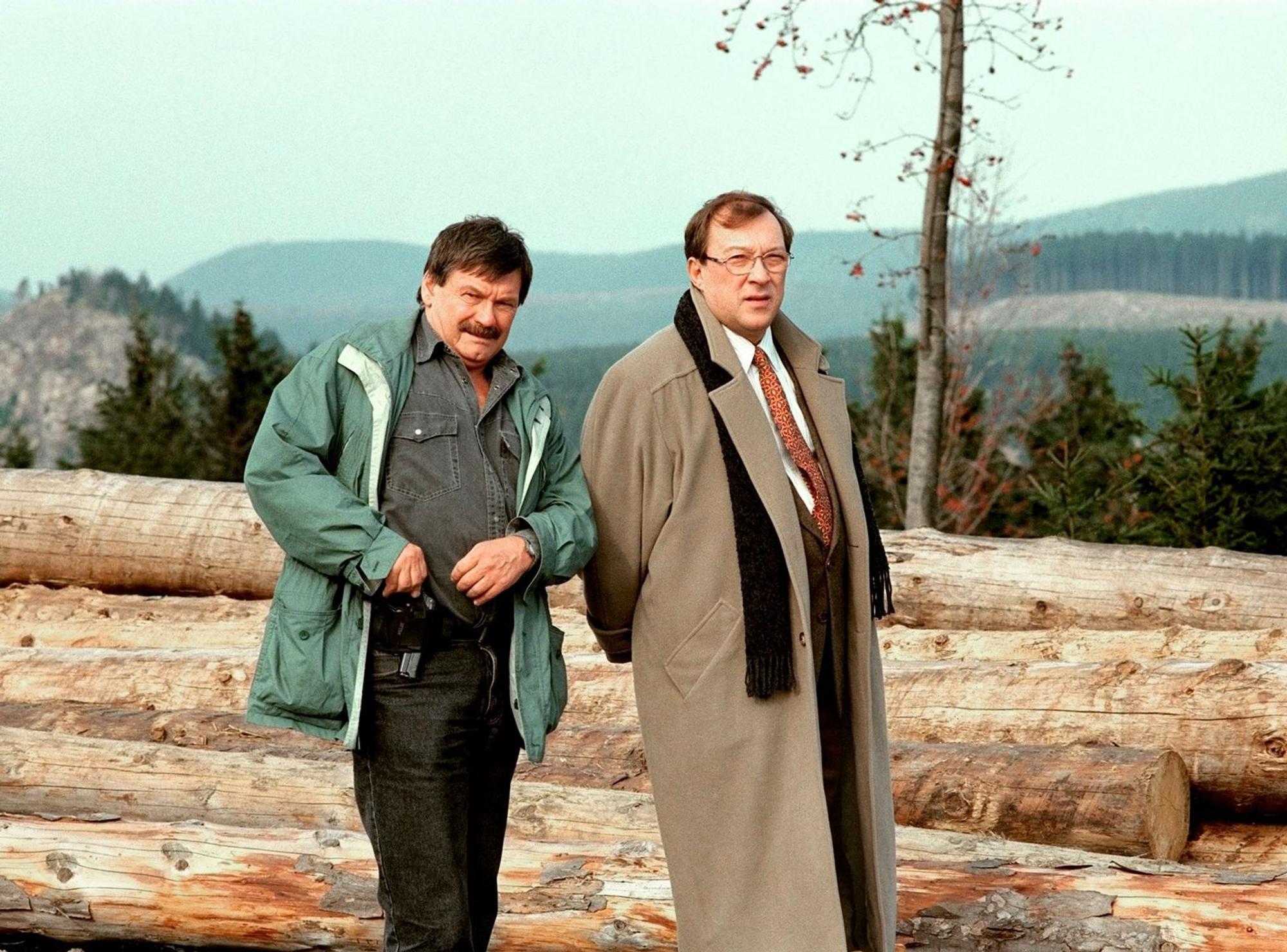 Die Kommissare Schneider (Wolfgang Winkler, links) und Schmücke (Jaecki Schwarz) ermitteln in ihrem zweiten gemeinsamen Fall, der 1996 erstausgestrahlt wurde. (Bild: MDR/Reibke)