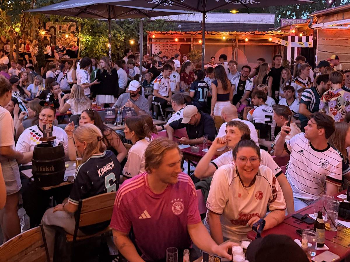 Public Viewing in Köln im Bumann & Sohn.