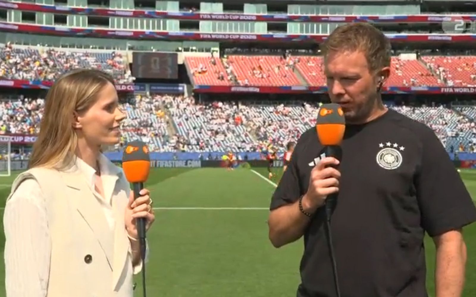 Coach Julian Nagelsmann forderte von seinen Spielern vor dem WM-Sechzehntelfinale mehr Galligkeit - und bewies sie selbst im Interview mit Lili Engels. (Bild: ZDF)