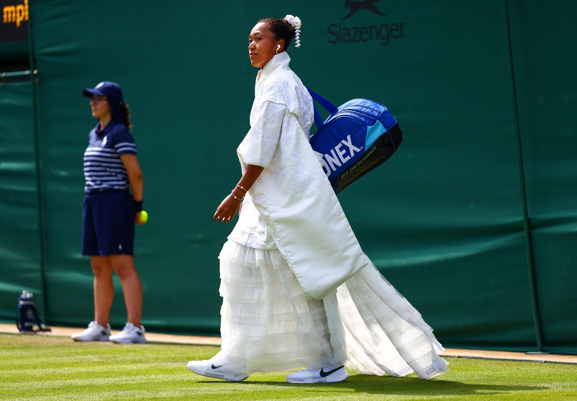 Naomi Osaka kommt in einer Art Kimono auf den Platz.
