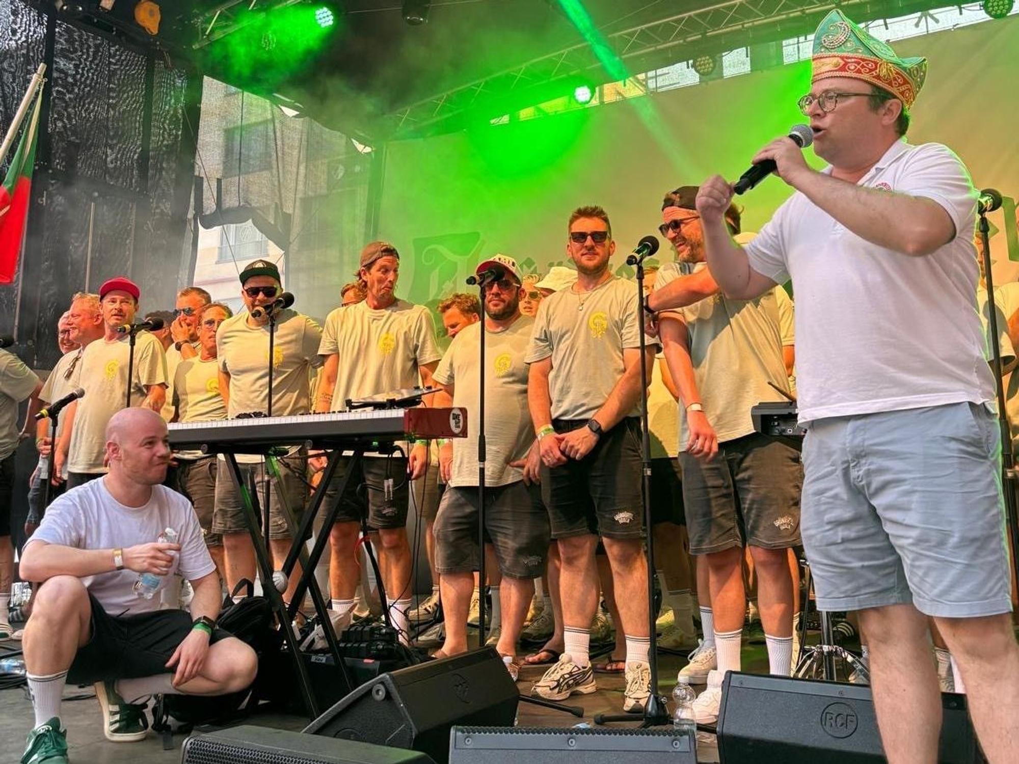 Die Grüngürtelrosen stehen auf der Bühne der Altstädter.