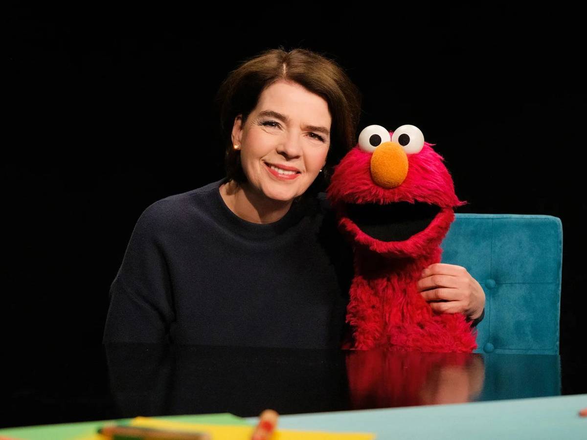 „Tagesschau“-Sprecherin Susanne Daubner gehört zu den ersten Gästen von Elmos Podcast „Elmo: Und du so?“. (Bild: NDR/Sesame Workshop/Niklas Kusche)