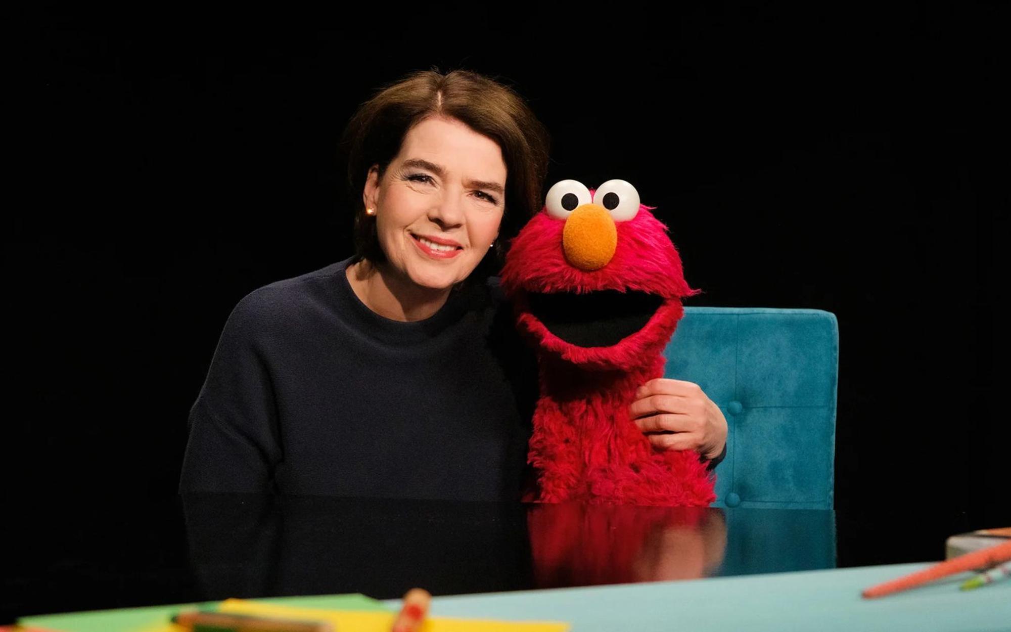„Tagesschau“-Sprecherin Susanne Daubner gehört zu den ersten Gästen von Elmos Podcast „Elmo: Und du so?“. (Bild: NDR/Sesame Workshop/Niklas Kusche)