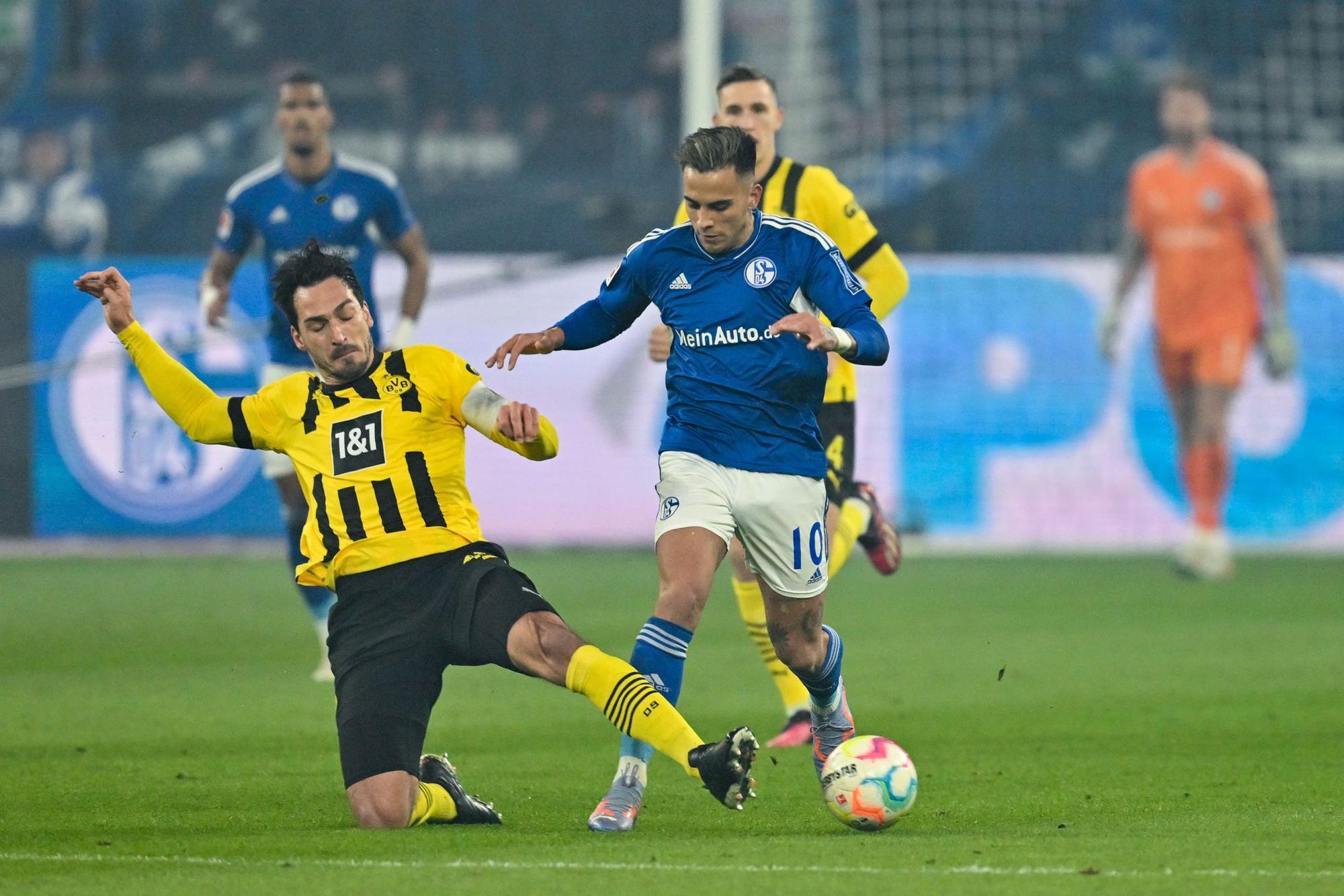 Im März 2023 gab es das bislang letzte Revierderby zwischen Schalke und Dortmund. (Archivbild)