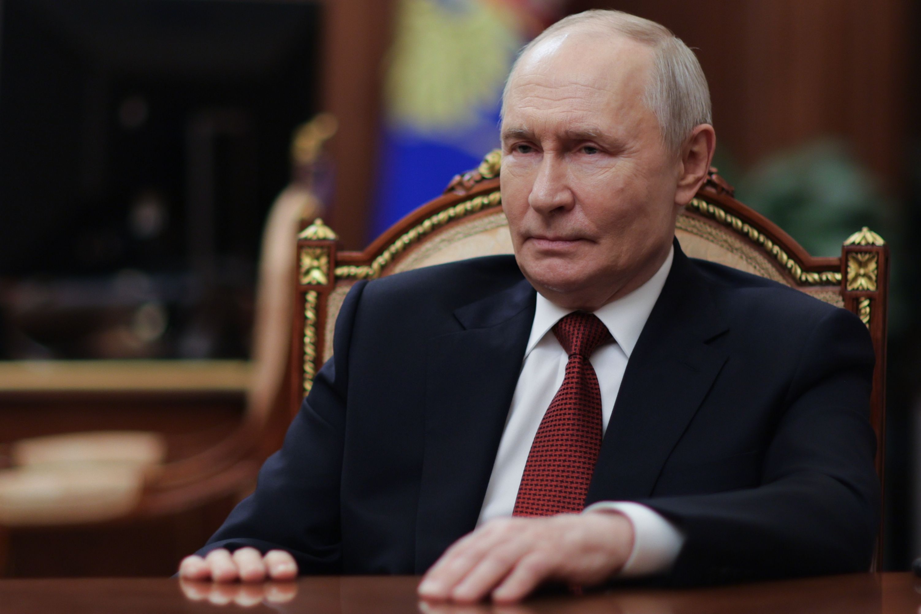 Der russische Präsident Wladimir Putin spricht während seines Interviews mit dem russischen Journalisten Pawel Zarubin im Kreml in Moskau.