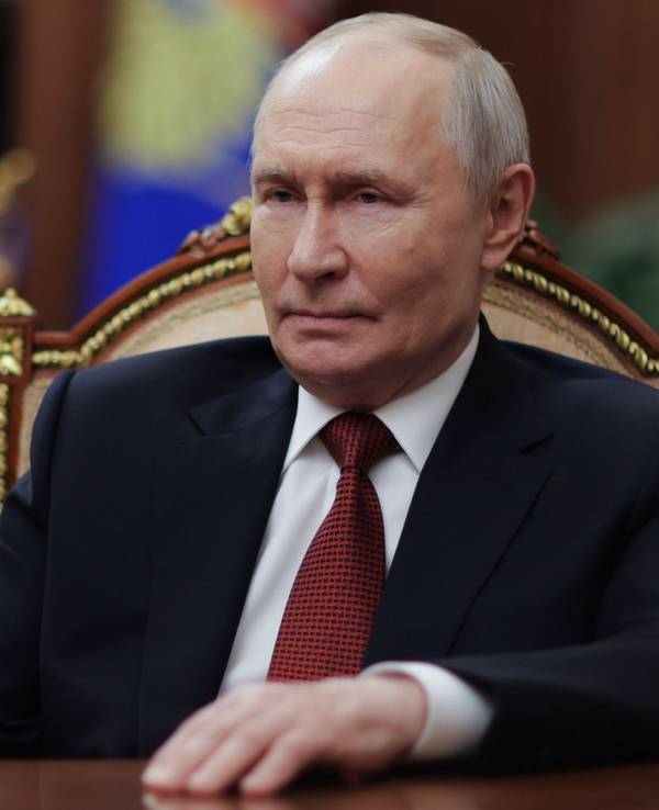 Der russische Präsident Wladimir Putin spricht während seines Interviews mit dem russischen Journalisten Pawel Zarubin im Kreml in Moskau.