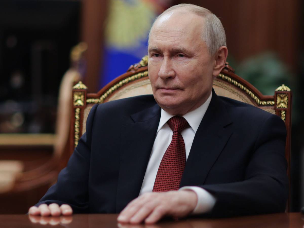Der russische Präsident Wladimir Putin spricht während seines Interviews mit dem russischen Journalisten Pawel Zarubin im Kreml in Moskau.
