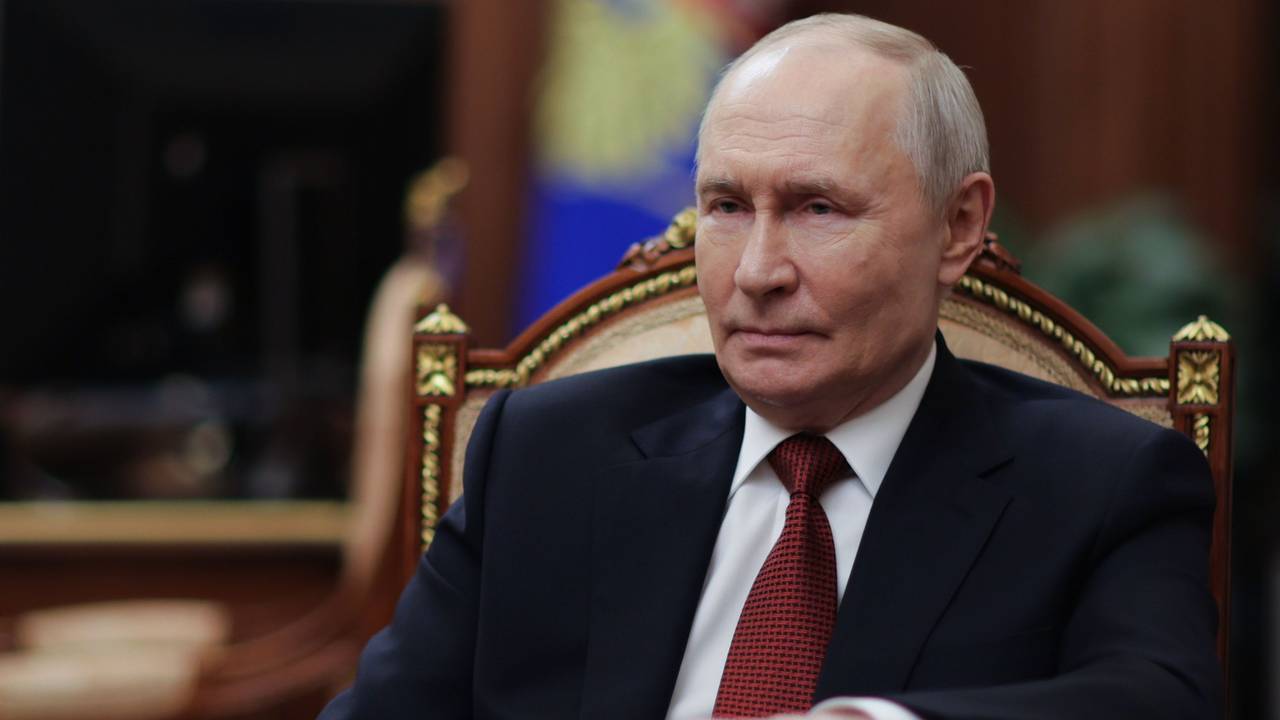 Der russische Präsident Wladimir Putin spricht während seines Interviews mit dem russischen Journalisten Pawel Zarubin im Kreml in Moskau.