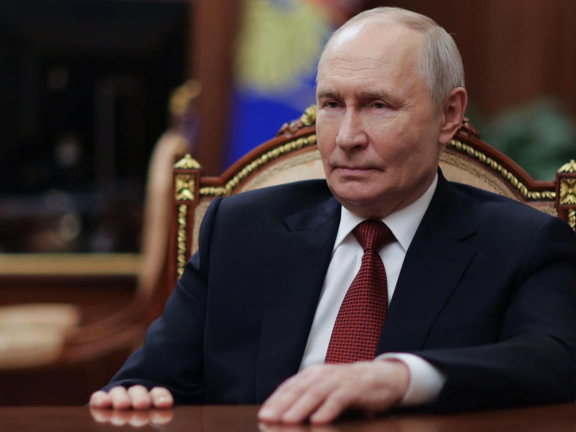 Der russische Präsident Wladimir Putin spricht während seines Interviews mit dem russischen Journalisten Pawel Zarubin im Kreml in Moskau.