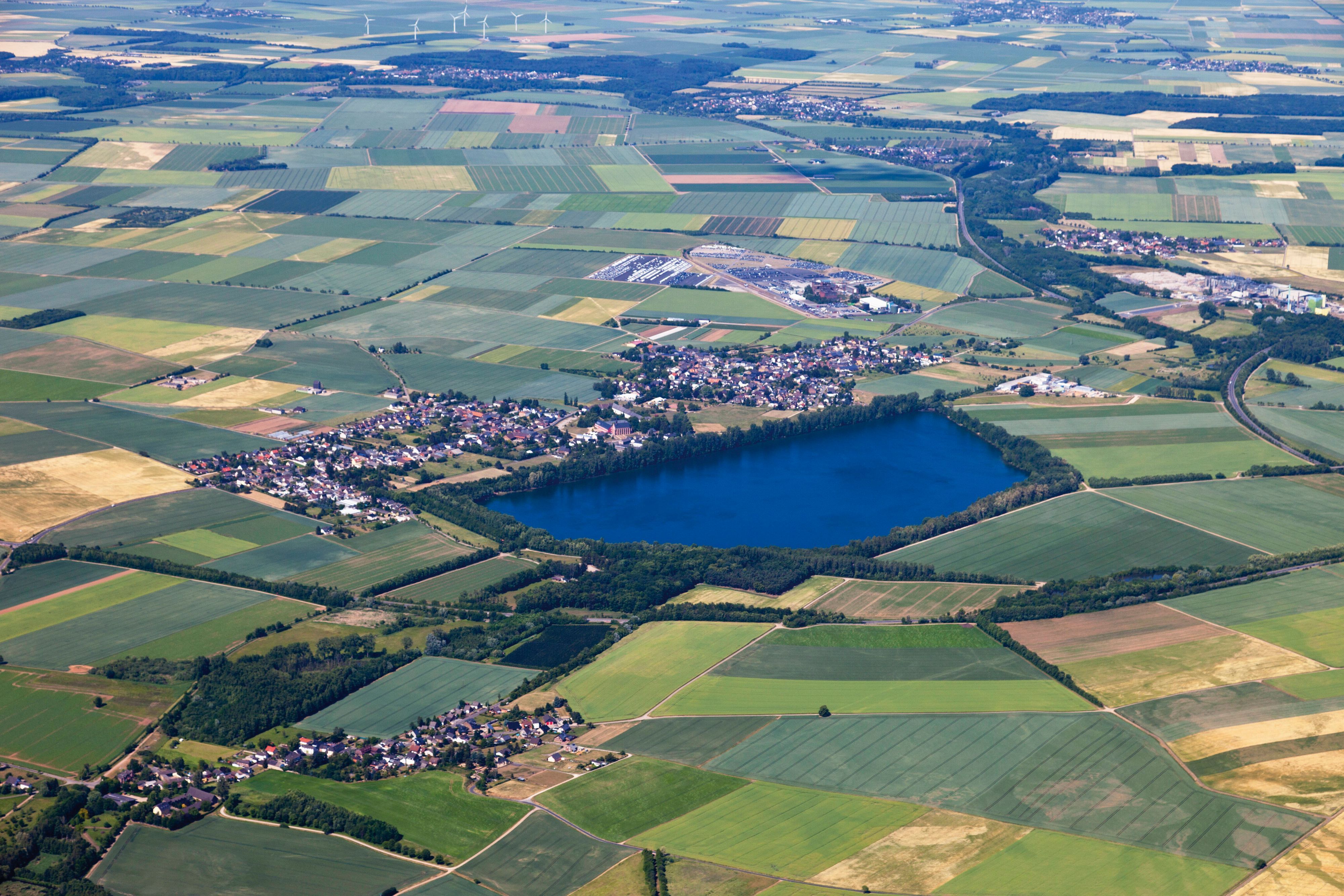 Blick auf den Neffelsee bei Zülpich (Archivbild): Hier geriet ein 39 Jahre alter Schwimmer in Not und wird seitdem vermisst.